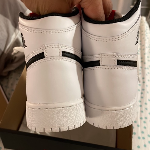 Size 5.5 youth Jordan 1 yin Yang - Picture 6 of 8